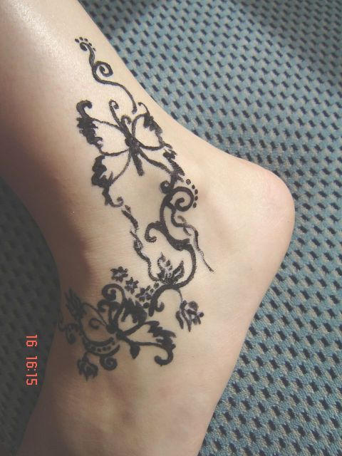 henna tattoo. hot Henna tattoo on upper arm