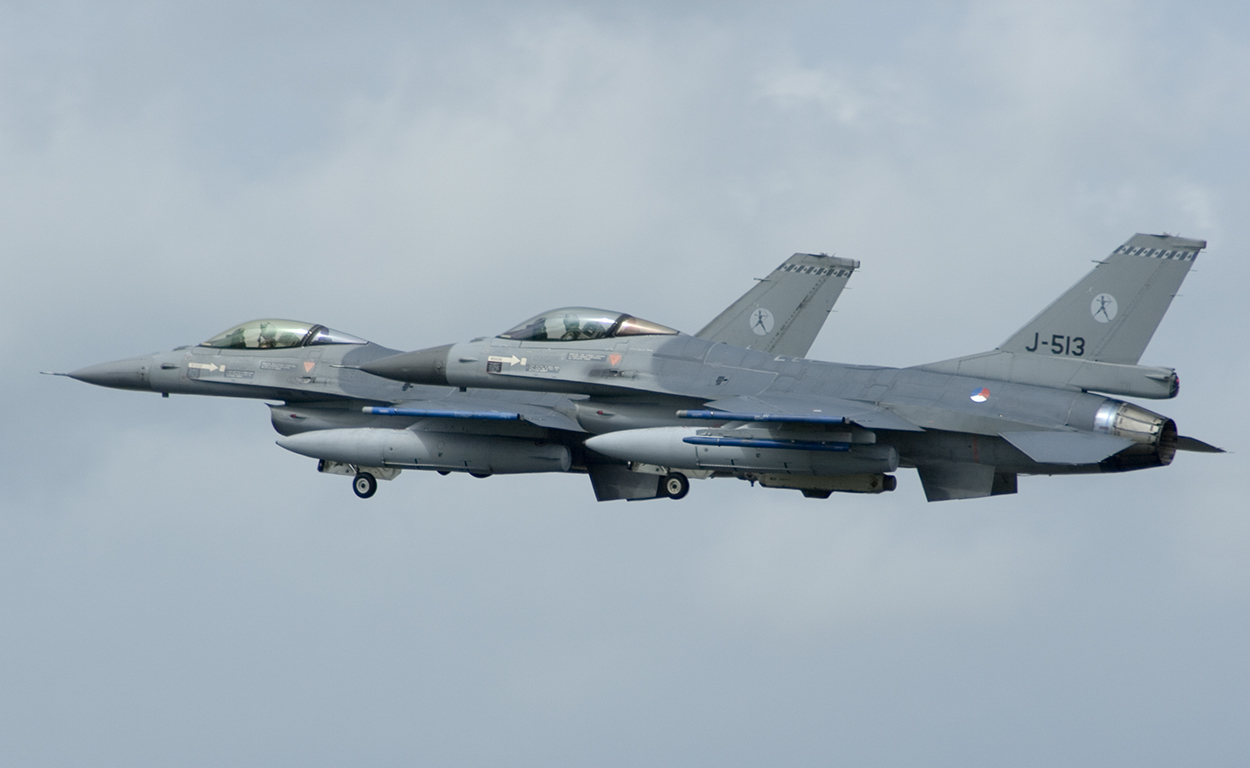 Lockheed Martin F-16 Fighting Falcon   ( caza polivalente monomotor USA ) Dutch_F16__s_Take_off_by_AidenVennis