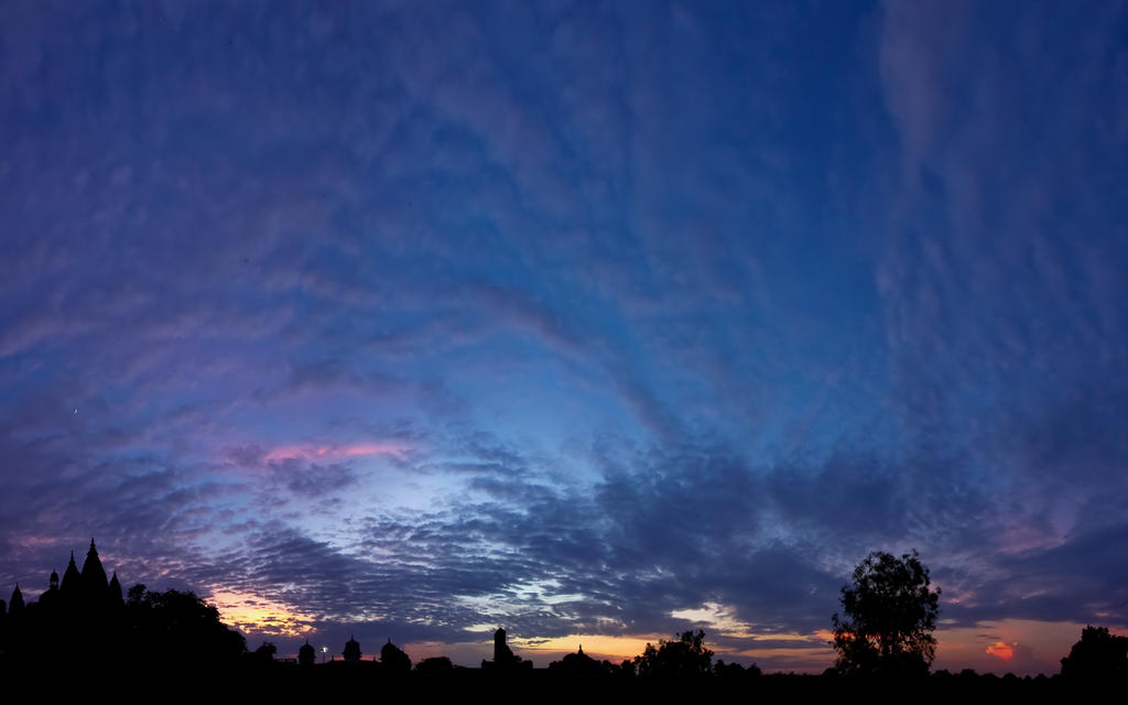 Orccha_Sunset_Panorama_by_esbenlp.jpg