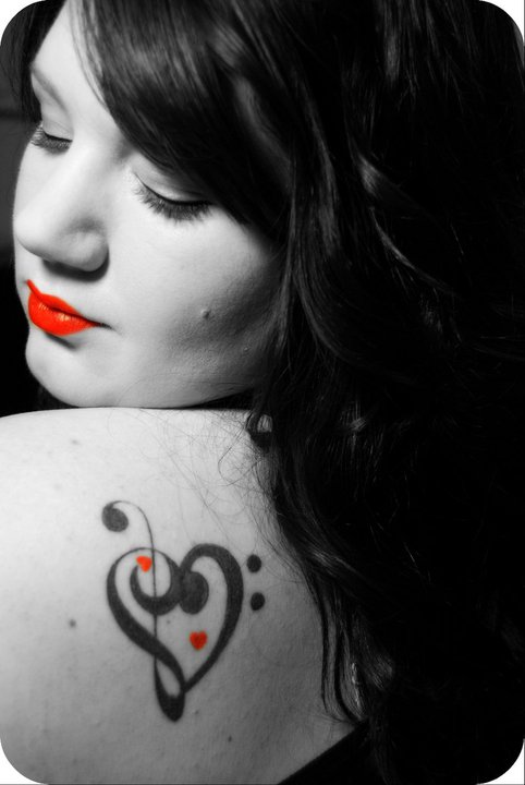 Kelly Clarkson Cross Tattoo On Wrist. Self Portrait - Tattoo